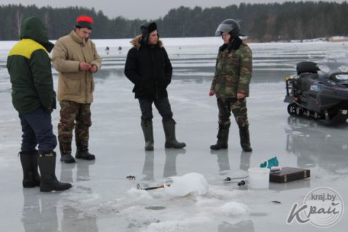 «Мусорят чаще местные рыбаки, а не минчане». Как на Вилейском водохранилище делали «генеральную уборку» (фото)