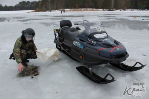«Мусорят чаще местные рыбаки, а не минчане». Как на Вилейском водохранилище делали «генеральную уборку» (фото)