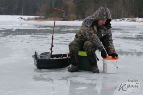 «Мусорят чаще местные рыбаки, а не минчане». Как на Вилейском водохранилище делали «генеральную уборку» (фото)
