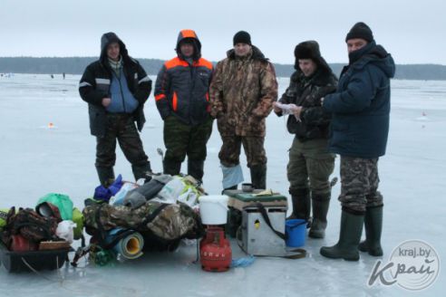 «Мусорят чаще местные рыбаки, а не минчане». Как на Вилейском водохранилище делали «генеральную уборку» (фото)