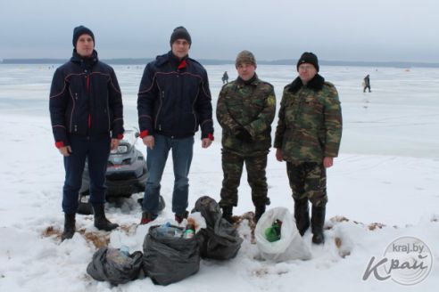 «Мусорят чаще местные рыбаки, а не минчане». Как на Вилейском водохранилище делали «генеральную уборку» (фото)