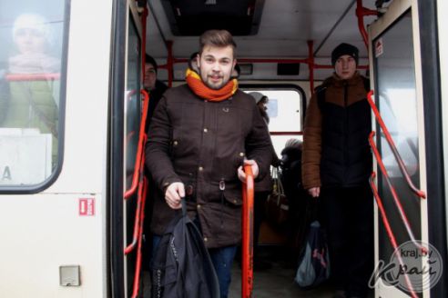 «Набросают семечек, жвачек, а потом жалуются, что грязно». Санстанция проверила городские автобусы Вилейки (фото)