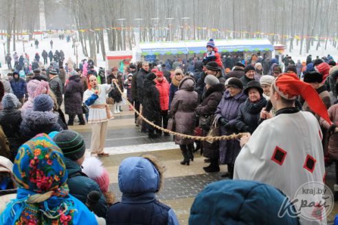 100 килограмм каши за 45 минут съели молодечненцы на Масленицу (фото)