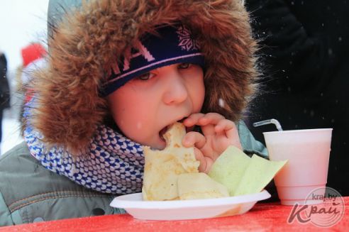 100 килограмм каши за 45 минут съели молодечненцы на Масленицу (фото)