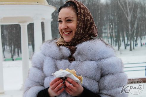 100 килограмм каши за 45 минут съели молодечненцы на Масленицу (фото)