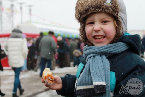 100 килограмм каши за 45 минут съели молодечненцы на Масленицу (фото)