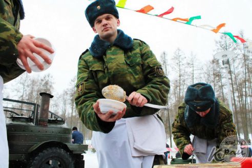 100 килограмм каши за 45 минут съели молодечненцы на Масленицу (фото)