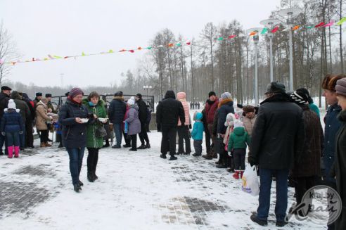 100 килограмм каши за 45 минут съели молодечненцы на Масленицу (фото)
