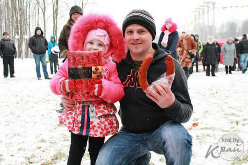 100 килограмм каши за 45 минут съели молодечненцы на Масленицу (фото)