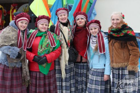 Подвела погода. В Вилейке Масленица прошла с блинами и песнями, но без столба (фото)