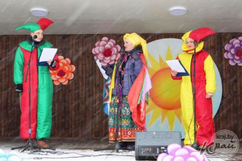 Подвела погода. В Вилейке Масленица прошла с блинами и песнями, но без столба (фото)