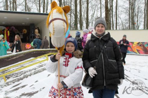 Подвела погода. В Вилейке Масленица прошла с блинами и песнями, но без столба (фото)