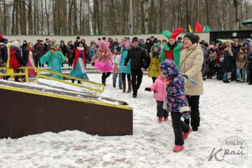 Подвела погода. В Вилейке Масленица прошла с блинами и песнями, но без столба (фото)