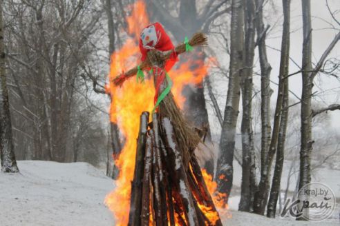 Подвела погода. В Вилейке Масленица прошла с блинами и песнями, но без столба (фото)