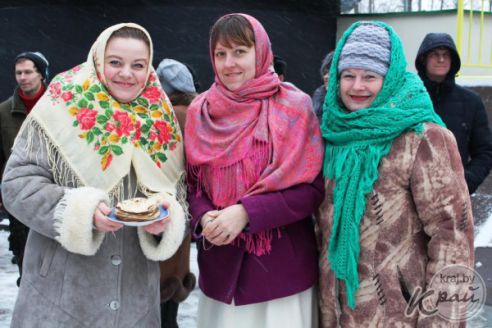 Подвела погода. В Вилейке Масленица прошла с блинами и песнями, но без столба (фото)