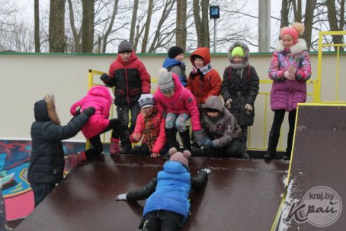 Подвела погода. В Вилейке Масленица прошла с блинами и песнями, но без столба (фото)