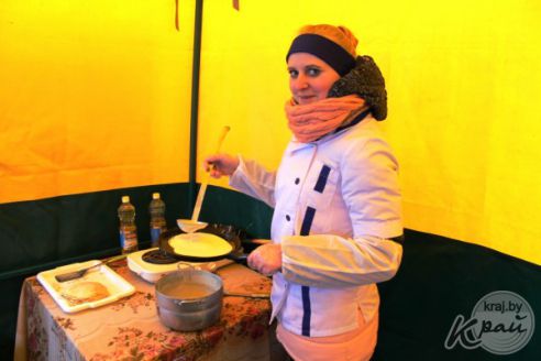 Подвела погода. В Вилейке Масленица прошла с блинами и песнями, но без столба (фото)