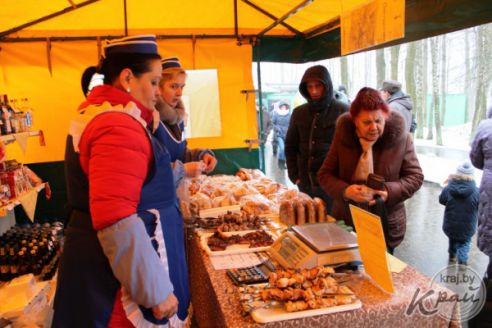 Подвела погода. В Вилейке Масленица прошла с блинами и песнями, но без столба (фото)