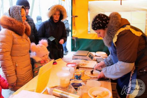 Подвела погода. В Вилейке Масленица прошла с блинами и песнями, но без столба (фото)