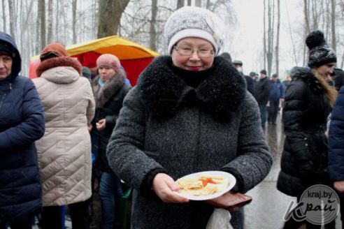 Подвела погода. В Вилейке Масленица прошла с блинами и песнями, но без столба (фото)
