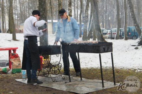 Подвела погода. В Вилейке Масленица прошла с блинами и песнями, но без столба (фото)