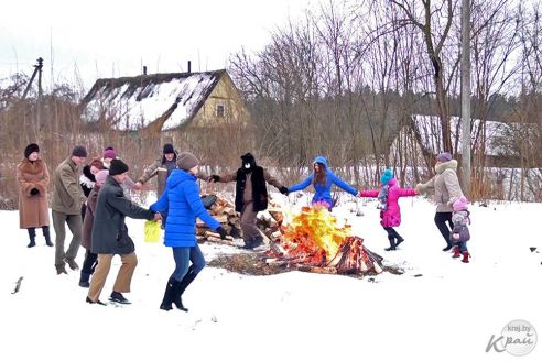 Древний праздник в честь медведя. Комоедицу отметили в Поставском районе (фото, видео)