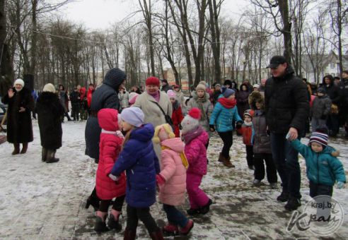 Масленицу из банных веников сделали сморгонцы на проводах зимы (фото)