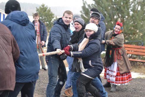 В «Кветках яблынях» на Вилейщине со столба на Масленицу сняли петуха, шампанское и кеды (фото)