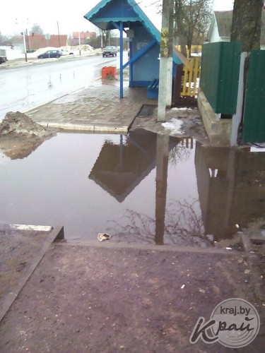 «Как только весна – во двор не зайти». Пенсионер в Вилейке несколько лет борется с лужей у забора (фото) «Как только весна – во двор не зайти». Пенсионер в Вилейке несколько лет борется с лужей у забора (фото)
