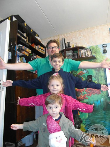 Сменил сцену на домашние тапочки. История молодечненца, который ушел в декретный отпуск вместо жены (фото) Сменил сцену на домашние тапочки. История молодечненца, который ушел в декретный отпуск вместо жены (фото)