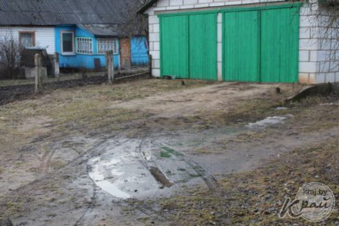 «Как только весна – во двор не зайти». Пенсионер в Вилейке несколько лет борется с лужей у забора (фото)