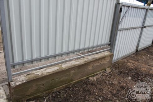 «Как только весна – во двор не зайти». Пенсионер в Вилейке несколько лет борется с лужей у забора (фото)