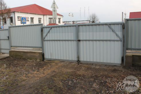 «Как только весна – во двор не зайти». Пенсионер в Вилейке несколько лет борется с лужей у забора (фото)