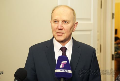 Накануне 8 Марта в облисполкоме наградили врача из Островца и педагогов из Сморгони и Ошмян (фото)