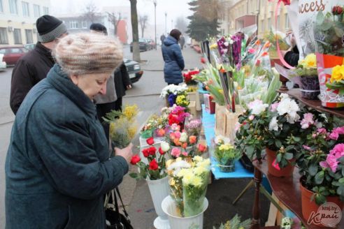 «С меня стол, а еще к цветам купил жене сережки». Что вилейские мужчины дарили своим женщинам на 8 Марта (фото)