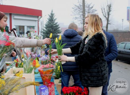 «С меня стол, а еще к цветам купил жене сережки». Что вилейские мужчины дарили своим женщинам на 8 Марта (фото)