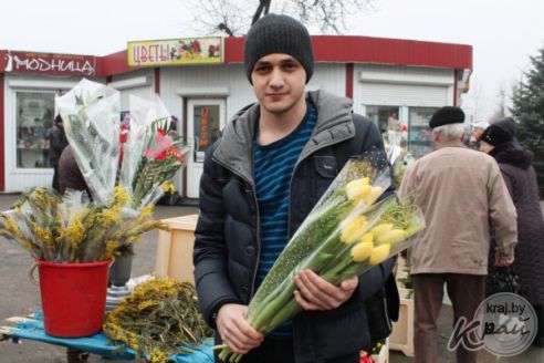 «С меня стол, а еще к цветам купил жене сережки». Что вилейские мужчины дарили своим женщинам на 8 Марта (фото)