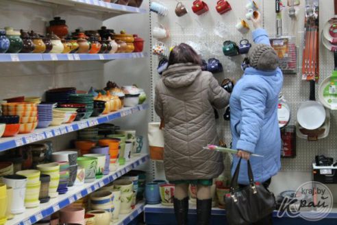 «С меня стол, а еще к цветам купил жене сережки». Что вилейские мужчины дарили своим женщинам на 8 Марта (фото)