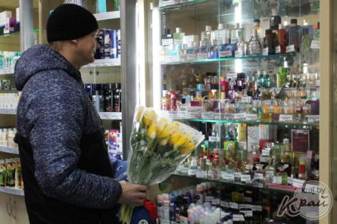 «С меня стол, а еще к цветам купил жене сережки». Что вилейские мужчины дарили своим женщинам на 8 Марта (фото)