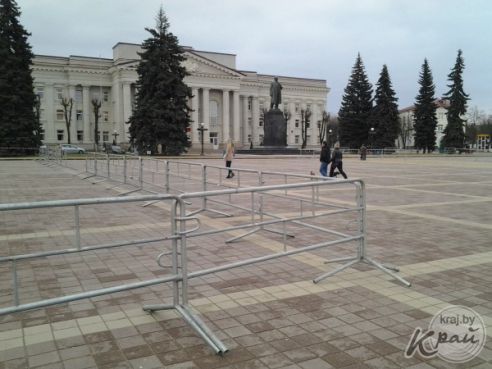 Ремонт плитки, или Зачем в Молодечно оградили Центральную площадь? (фото, видео)