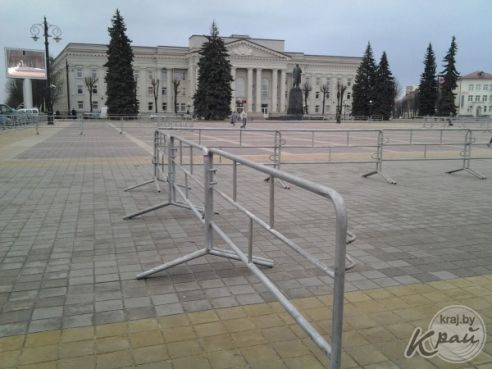 Ремонт плитки, или Зачем в Молодечно оградили Центральную площадь? (фото, видео)