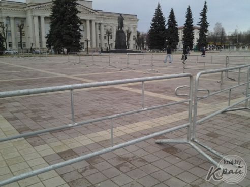 Ремонт плитки, или Зачем в Молодечно оградили Центральную площадь? (фото, видео)