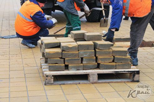 Ремонт плитки, или Зачем в Молодечно оградили Центральную площадь? (фото, видео)