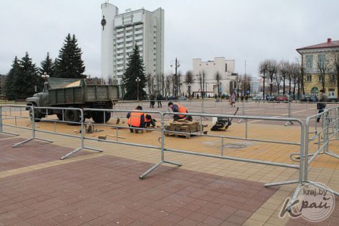 Ремонт плитки, или Зачем в Молодечно оградили Центральную площадь? (фото, видео)