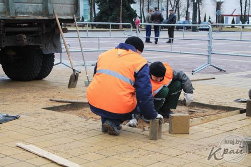 Ремонт плитки, или Зачем в Молодечно оградили Центральную площадь? (фото, видео)
