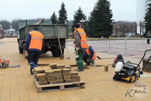 Ремонт плитки, или Зачем в Молодечно оградили Центральную площадь? (фото, видео)