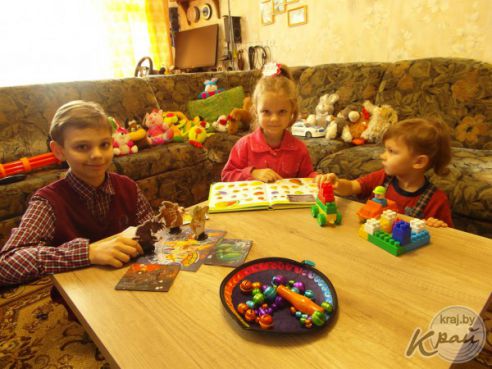 Сменил сцену на домашние тапочки. История молодечненца, который ушел в декретный отпуск вместо жены (фото)