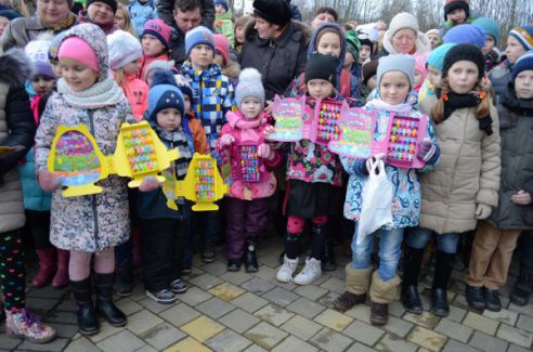 Бонстики Крол, Лупач, Желтопуз и Злюдин залипали с детьми и их родителями в парке Победы в Молодечно