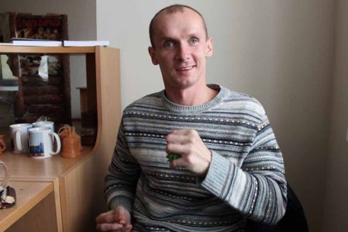 «Не понимаю, как я выжил». Как Саша из Вилейского района после аварии учился жить заново (фото)