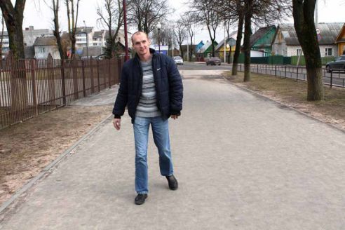 «Не понимаю, как я выжил». Как Саша из Вилейского района после аварии учился жить заново (фото)